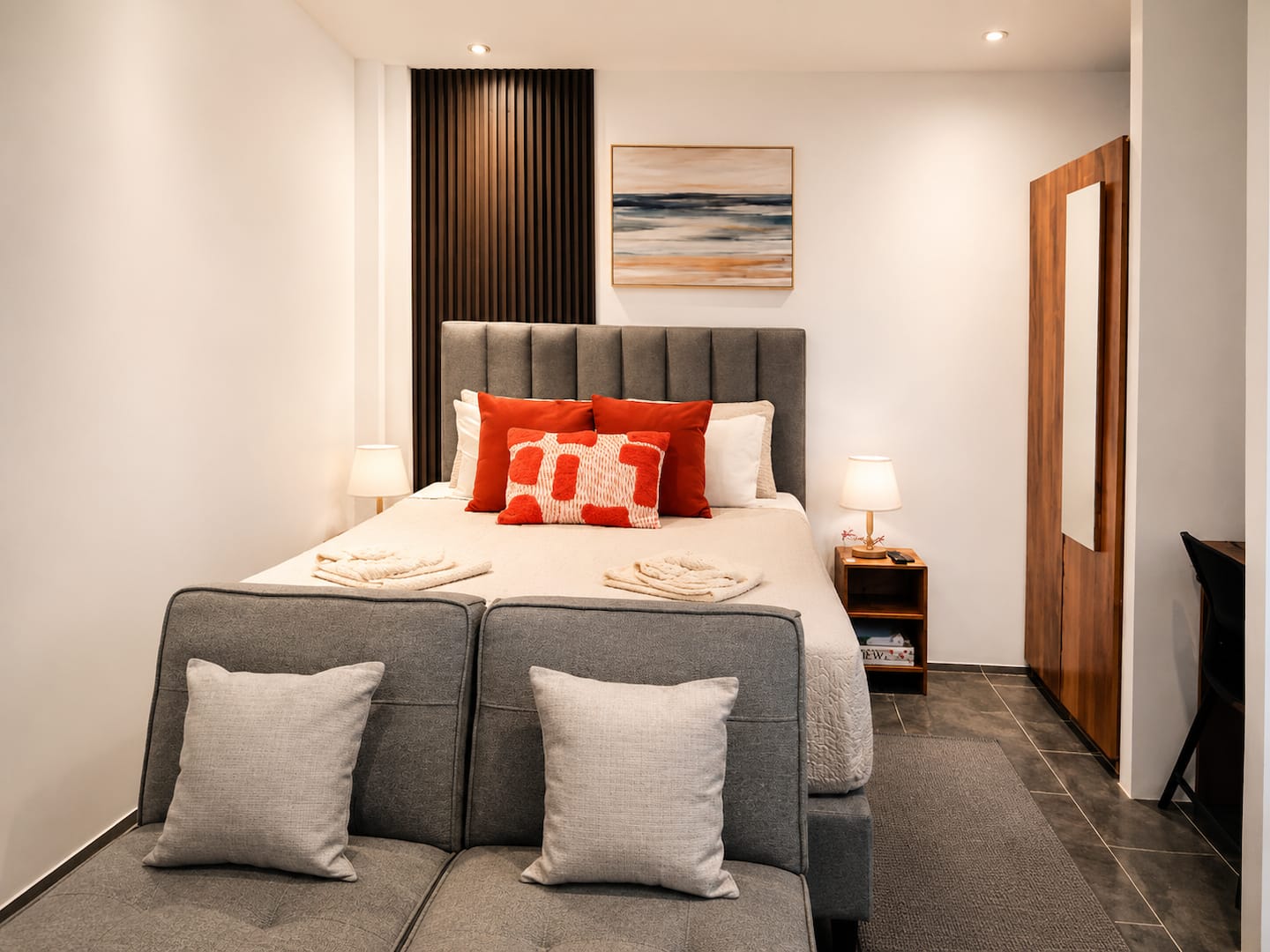 Cama queen de Monarca con acabados de madera y sofá de lectura